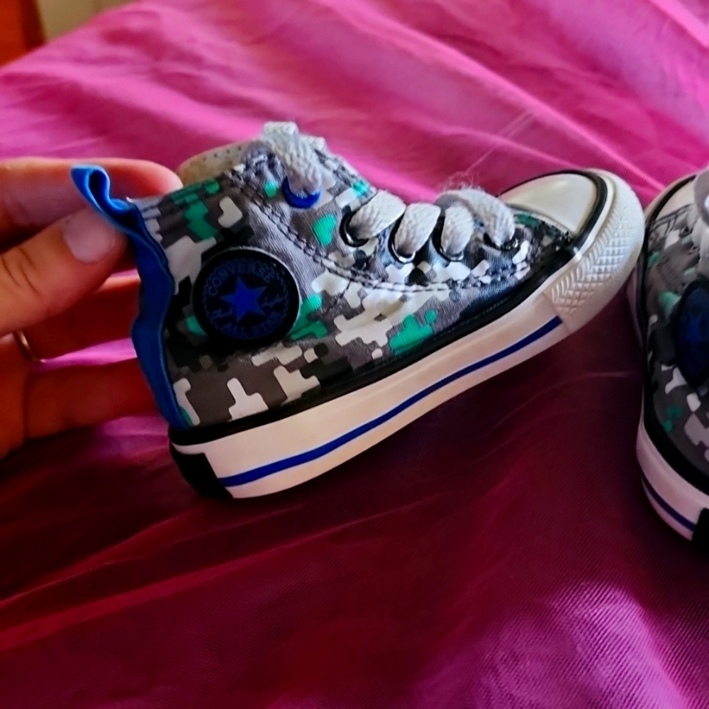 🌟 Toddlers sz 5 Converse Velcro Adjustable Width Lace-Up Sneakers
